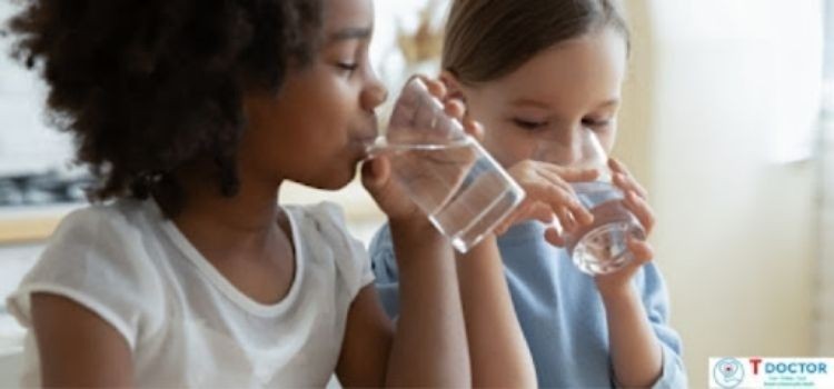 Trẻ em uống nước ban đêm có tốt không? Những lưu ý mẹ cần biết